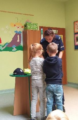 policjantka na spotkaniu z przedszkolakami