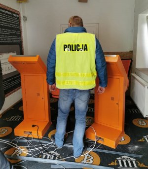 policjanci zabezpieczają nielegalne automaty