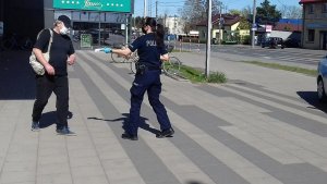 policjanci rozdają maseczki mioeszkańcom