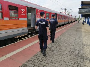 policjanci kontrolują pasażerów i pociągi