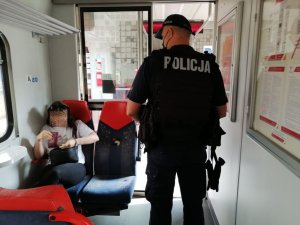 policjanci kontrolują pasażerów i pociągi