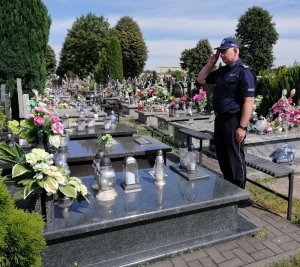 zastępca komendanta odwiedza groby zmarłych