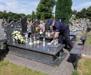 zastępca komendanta odwiedza groby zmarłych