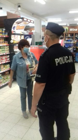 policjant w sklepie rozmawia z klientką
