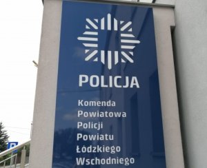 szyld przed jednostką policji w napisem Komenda Powiatowa Policji powiatu łódzkiego wschodniego