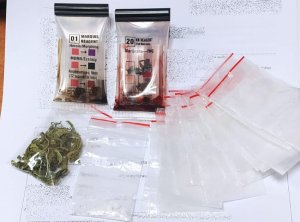 narkotyki zabezpieczone w woreczkach foliowych i puste woreczki z zapięciem strunowym