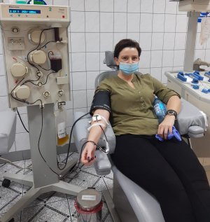 kobieta siedzi na fotelu i oddaje osocze