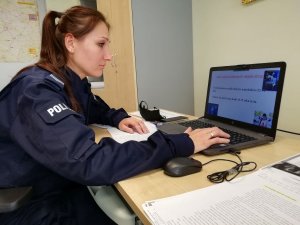 Policjantki siedzą przed komputerem i prowadzą lekcję online z uczniami