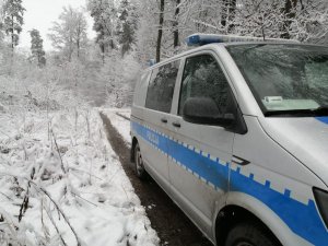 radiowóz policyjny stoi w zimowej scenerii
