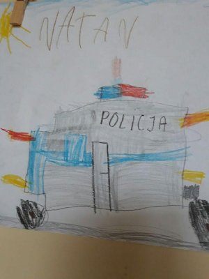 obrazki narysowane przez dzieci dla dzielnicowych przedstawiają radiowóz i policjantów