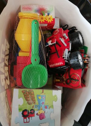 zabawki zebrane dla dzieci spakowane do torby