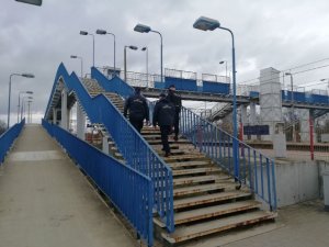 umundurowani policjanci z funkcjonariuszami sok chodzą po dworcach kolejowych
