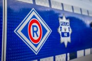 niebieski pasek z symbolem ruchu drogowego duża litera R w rombie, obok gwiazda policyjna koluru szarego