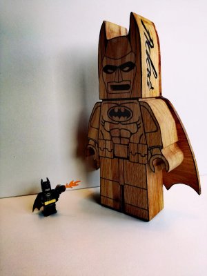batman figurka wycięta z drewna