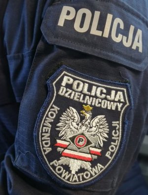 naszywka na mundur z napisem Policja dzielnicowy i białem orłem na środku, wokół napis Komenda Powiatowa Policji