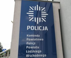 szyld na budynku komendy na granatowym tle napis Komenda Powiatowa Policji powiatu łódzkiego wschodniego