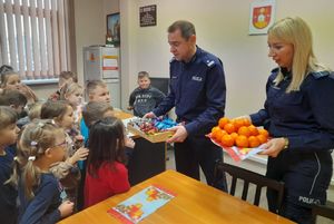 Komendant komisariatu wita w swoim gabinecie grupę przedszkolaków