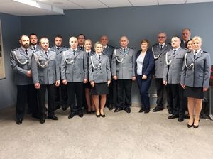 policjanci w mundurach stoją obok siebie