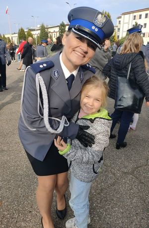 policjanta w mundurze obok dziewczynki