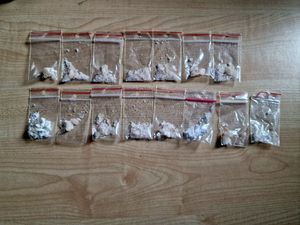 Narkotyki w postaci białego proszku w foliowych torebkach.