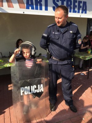 Przedstawiciele Koluszkowskiej Policji promowali zawód policjanta na festynie rodzinnym w Plichtowie