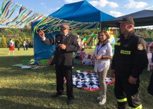 Przedstawiciele Koluszkowskiej Policji promowali zawód policjanta na festynie rodzinnym w Plichtowie