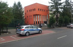 Policjanci stoją przed szkołą