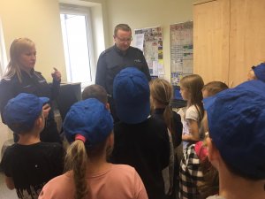 wizyta uczniów z podstawówki w koluszkowskiej komendzie