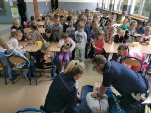Policjanci na spotkaniu z uczniami i przedszkolakami.