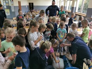 Policjanci na spotkaniu z uczniami i przedszkolakami.