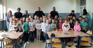 Policjanci na spotkaniu z uczniami i przedszkolakami.