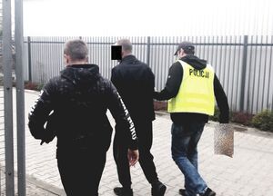 Policjanci przesłuchują i prowadzą zatrzymanych.