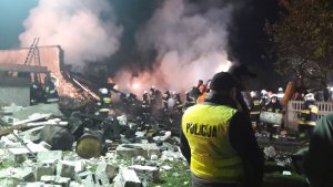 Miejsce wybuchu, trwa akcja gaśnicza.