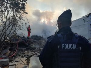 Policjant stoi na miejscu zdarzenia.