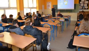 Komendant na spotkaniu z uczniami klas mundurowych opowiadał o służbie w Policji.