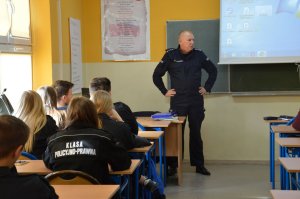 Komendant na spotkaniu z uczniami klas mundurowych opowiadał o służbie w Policji.