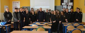 Komendant na spotkaniu z uczniami klas mundurowych opowiadał o służbie w Policji.