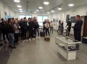 Policjanci z licealistami promują zawód w stolicy.
