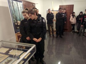 Policjanci z licealistami promują zawód w stolicy.