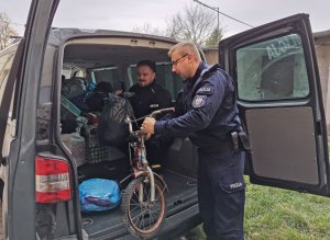Policjanci przekazali zebrane dary dla najbardziej potrzebujących.
