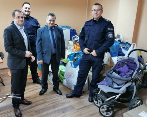 Policjanci przekazali zebrane dary dla najbardziej potrzebujących.