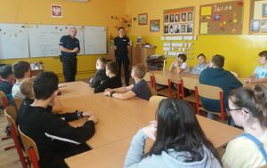 Policjanci na spotkaniu z uczniami i pedagogami.