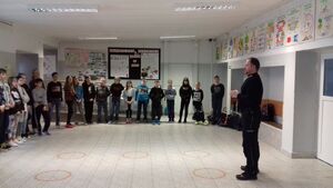 Dzielnicowy na spotkaniu z uczniami.