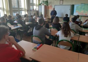 Policjanci na spotkaniach z uczniami.