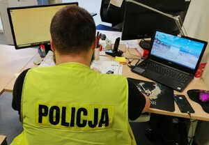Policjant przesłuchuje.