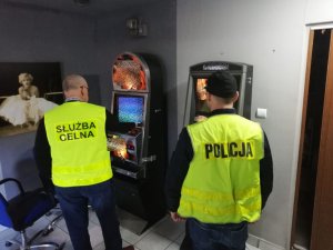 funkcjonariusze zabezpieczają automaty