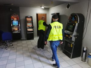 funkcjonariusze zabezpieczają automaty