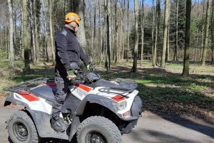 Policjant na qadzie szuka zaginionej.