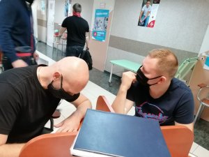 Policjanci oddają krew.