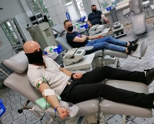 Policjanci oddają krew.